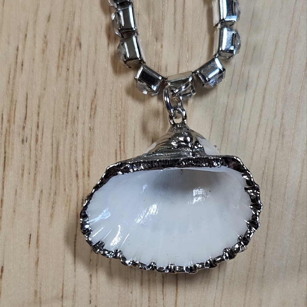 NWOT✨️Clam Shell Rhinestone Necklace - Picture 3 of 8